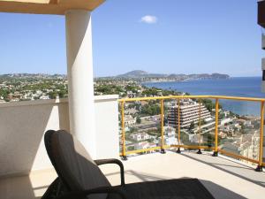 - un balcon avec vue sur l'eau dans l'établissement Apartamentos Ambar Beach Unitursa, à Calp