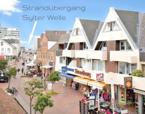 uma vista aérea de uma rua numa cidade em Strandstraße 6 Whg. 21 em Westerland