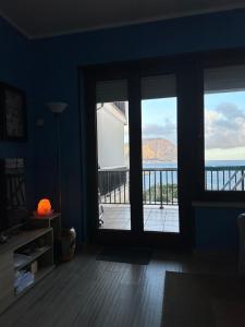 パレルモにあるCasa Mare Giovannaの海の景色を望むドア付きの客室です。