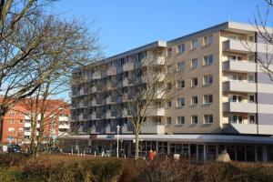 un grand immeuble en plein cœur d'une ville dans l'établissement 2-Zimmer-Appartementin zentraler Lage, à Westerland