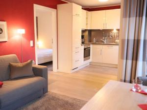 salon z kanapą i kuchnią w obiekcie Miit Liebe zum Detail eingerichtete 2-Zimmer-Ferienwohnung im Zentraum von Westerland w mieście Westerland