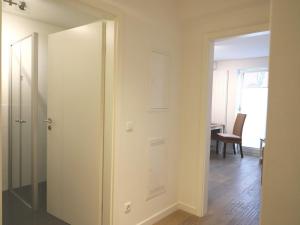 une pièce vide avec une porte et une table dans l'établissement Viktoriastraße 6, Whg.7, V.-Residenz, à Westerland