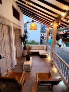 porche con sofá, mesa y sillas en Hermosa casa en Cauca Viejo, en Jericó