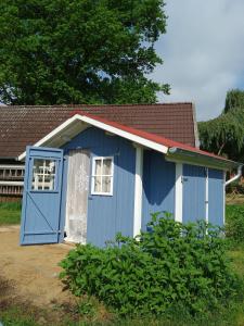 a blue and white shed with a door at Hütte Krötenhof, Radfahrer Übernachtung in Barförde