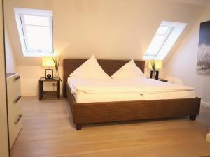 Schlafzimmer mit einem Bett mit zwei Oberlichtern in der Unterkunft Viktoriastraße 6 Whg.19 in Westerland