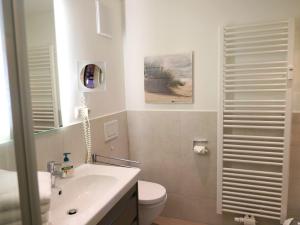 ein Badezimmer mit einem weißen WC und einem Waschbecken in der Unterkunft Viktoriastraße 6 Whg.19 in Westerland