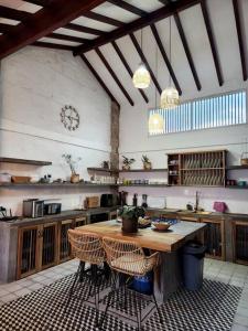 a large kitchen with a wooden table and chairs at Hermosa casa en Cauca Viejo in Jericó