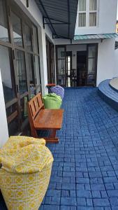 un patio con un banco y dos reposapiés en HOTEL ONE SIXTY by Luxotic Vacations, en Karagampitiya