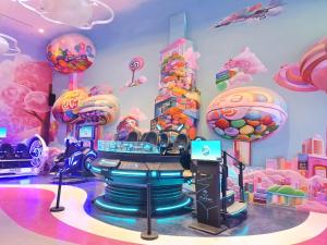 Flamingo Ibiza Hai Tien في Nam Khê: غرفة للأطفال مع موضوع سفينة الفضاء