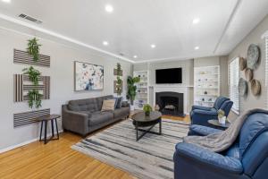 Χώρος καθιστικού στο 5 Mins Walk To Oldtown Monrovia Cozy 4 Br Home