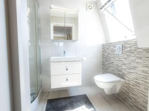 Et badeværelse på One Two Bedroom Apartments near Holloway Train Station by Belvilla
