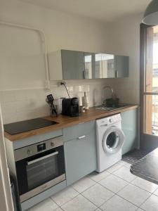 a kitchen with a washer and a washing machine at Appart T3 proche métro -draps et serviettes inclus in Marseille