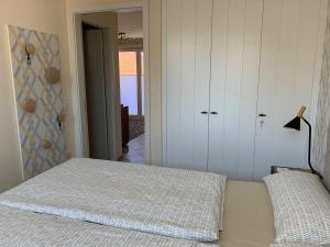 1 dormitorio con 1 cama y puerta que da a un pasillo en Dünengrund 3, W5, liebeUNDträume, en Rantum