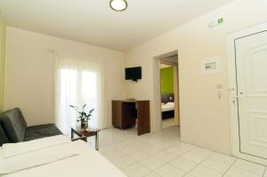ペルディカにあるHotel Elinaのベッド1台とベッドルーム1室が備わります。