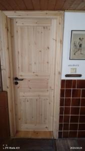 białe drzwi w pokoju ze ścianą w obiekcie Zum stillen Himmelbett w mieście Niederwiesa