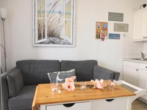 sala de estar con sofá y mesa en Appartement mit 2 Balkonen, en Westerland
