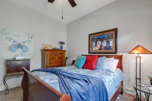 - une chambre avec un lit doté d'oreillers bleus et rouges dans l'établissement Elegant Boise River Home at Bown Crossing with Hot Tub, à Boise