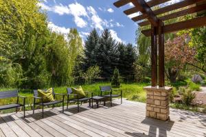 un groupe de chaises assises sur une terrasse en bois dans l'établissement Elegant Boise River Home at Bown Crossing with Hot Tub, à Boise