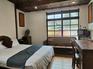 Postel nebo postele na pokoji v ubytování Soho工房眷村生活體驗館