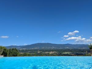 una piscina con vistas a las montañas en Poggio 3 Lune, en Rignano sullʼArno