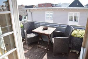 een balkon met een tafel en stoelen bij Bomhoffstr. 22, W6, GB6 in Westerland