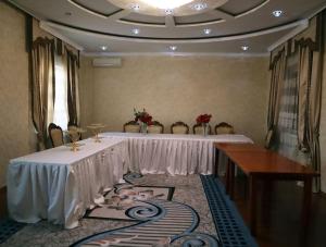 Adorable 3 bedroom house villa with mountain view and beautiful garden商务区和/或会议室