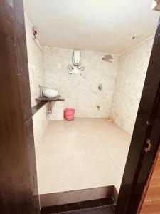 Habitación con baño con lavabo y aseo. en Abu Banglow, en Mount Abu