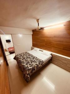 1 dormitorio pequeño con 1 cama en una habitación en Abu Banglow, en Mount Abu