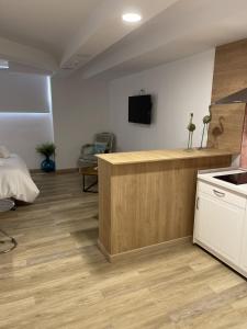 Habitación con cocina con encimera y cama en HOTEL apartamentos SEVEN ROOMS, en Punta Umbría