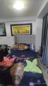 - une chambre dotée d'un lit avec des oreillers colorés dans l'établissement mini departamento tipo loft .en puente piedra., à Puente Piedra