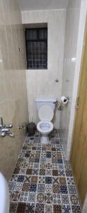 uma casa de banho com WC e piso em azulejo em Casa De Cris em Cavelossim