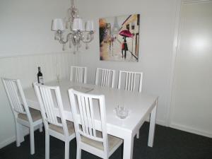 comedor con mesa blanca y sillas en Give City Apartments, en Give