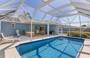 une piscine avec une pergola et une maison dans l'établissement Sebastian Home, 10 min from beach, à Sebastian