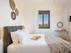 Ένα ή περισσότερα κρεβάτια σε δωμάτιο στο Sol Luxury Apartment - close to the beach with a private mini pool