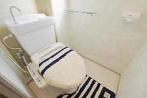 a bathroom with a toilet with a sink and a rug at VILLENT Atagawa Terrace - Vacation STAY 28115v in Okawa