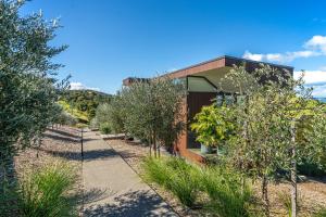 una casa en una colina con árboles alrededor en Omana Luxury Villa, en Rocky Bay