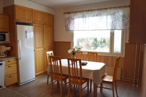 uma cozinha com mesa e cadeiras e uma janela em Apartments Borg Kalskeentie em Pori