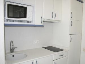 Kuchnia lub aneks kuchenny w obiekcie Apartamentos Esmeralda Unitursa
