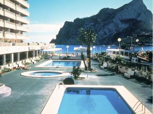 - un complexe avec 2 piscines et une vue sur l'océan dans l'établissement Apartamentos Esmeralda Unitursa, à Calp