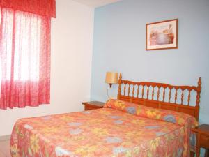 Łóżko lub łóżka w pokoju w obiekcie Apartamentos Esmeralda Unitursa