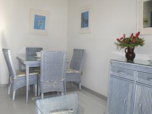 Apartamentos Esmeralda Unitursa في كاليبي: غرفة طعام مع طاولة وكراسي