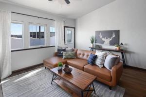 uma sala de estar com um sofá e uma mesa de centro em Modern Montana Getaway - All the comforts of home! em Kalispell