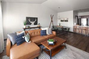 uma sala de estar com um sofá e uma mesa em Modern Montana Getaway - All the comforts of home! em Kalispell