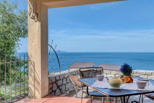 una mesa en un patio con vistas al océano en Mare e natura, en Marciana