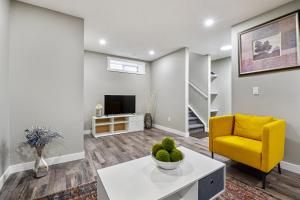 Zona d'estar a Modern 2 bedroom basement suite with kitchen and laundry