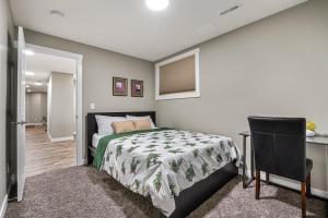 Modern 2 bedroom basement suite with kitchen and laundry tesisinde bir odada yatak veya yataklar