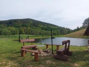 un parque con parque infantil con red y columpio en Domki pod Bukowym lasem en Wańkowa