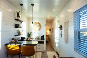 Posezení v ubytování Somewhere in Texas Container Home