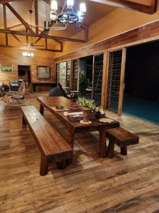 een woonkamer met een houten tafel en banken bij Mansud Shores Beach Resort - Talikud Island in Davao City