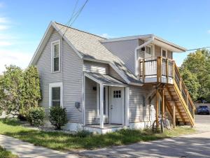 Una casa con una escalera al costado. en Contemporary Mid-Century Style Downtown AC, en Traverse City